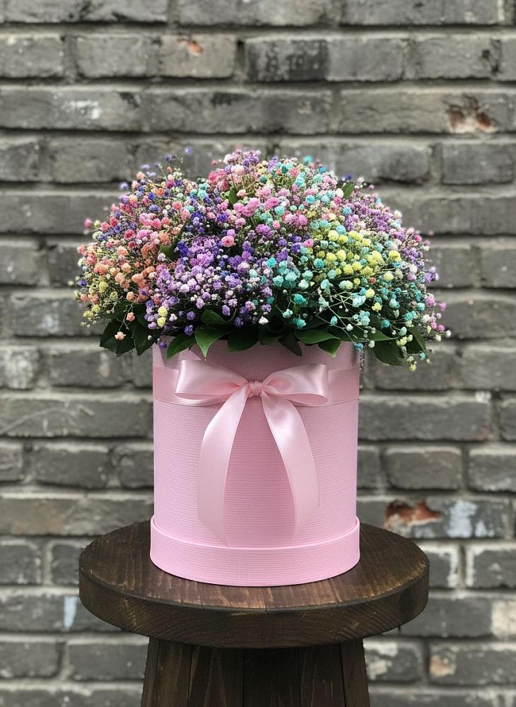 Цветочная композиция из Гипсофила и Розы в шляпной коробке в Правдинске