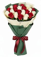 Букет Микс из красных и белых роз в Правдинске