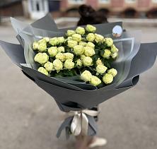 Букет Белые кустовые розы Солинеро в Правдинске