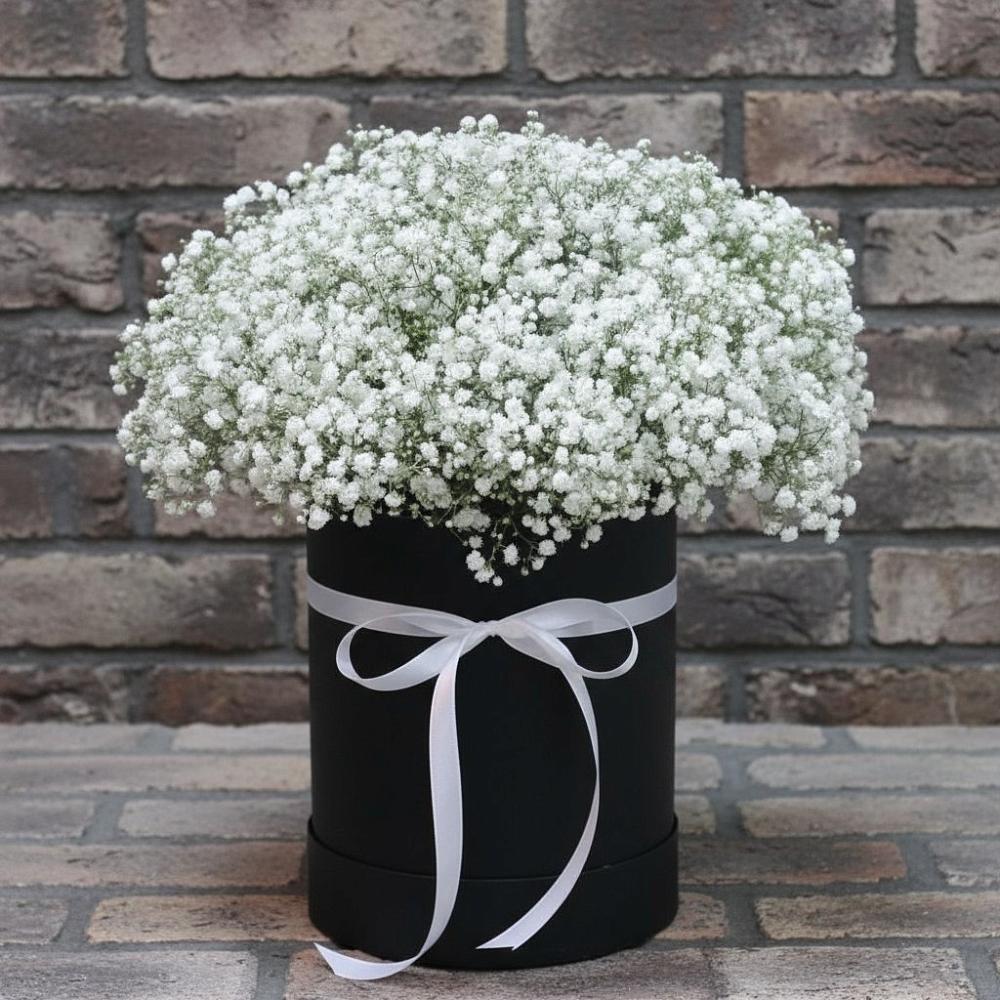 Цветочная композиция из Гипсофила в шляпной коробке в Правдинске