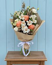 Букет цветов из:  Альстромерии, Лизиантусы, Розы и Хризантемы в Правдинске