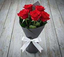 Букет 5 Красных роз Эдлесс Лав в Правдинске