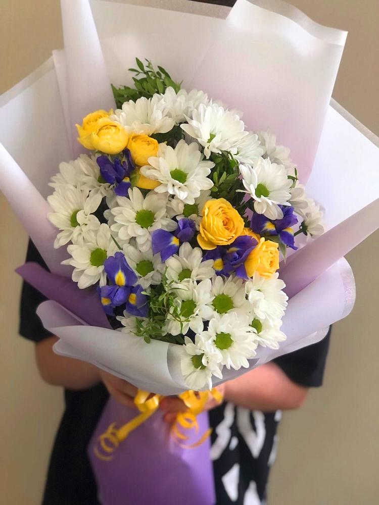Букет цветов из: Ирисы, Хризантемы и Розы в Правдинске
