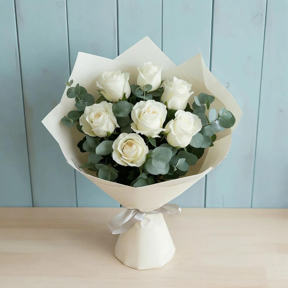 Букет Белые розы в Эвкалипте в Правдинске