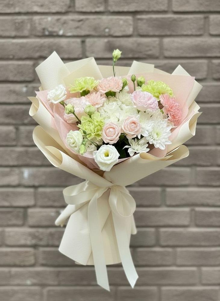 Букет цветов из: Гвоздики, Розы, Лизиантусы и Хризантемы в Правдинске