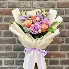 Букет цветов из:  Лизиантусы и Розы в Правдинске