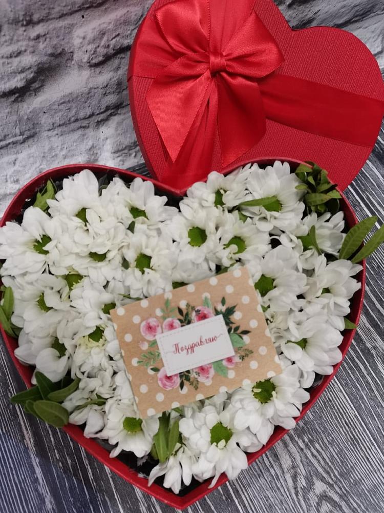 Цветочная композиция из Хризантемы в виде сердца в Правдинске