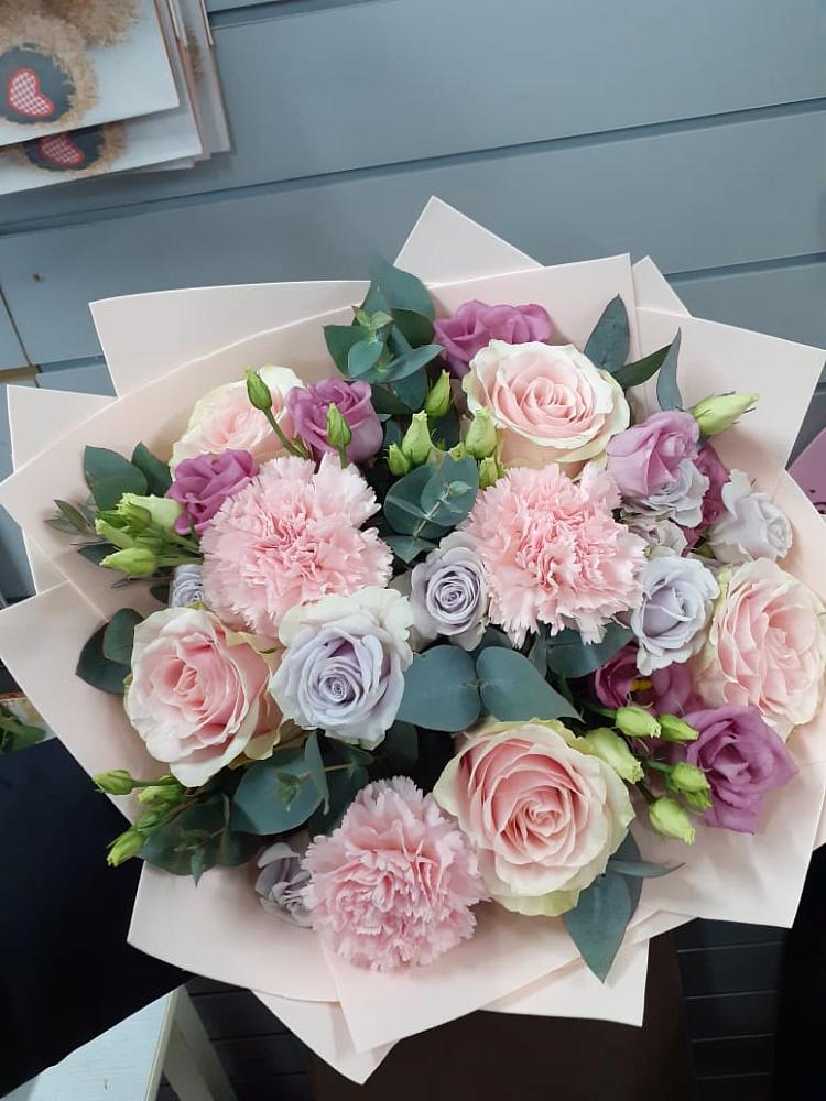 Букет цветов из: Розы, Гвоздики и Лизиантусы в Правдинске