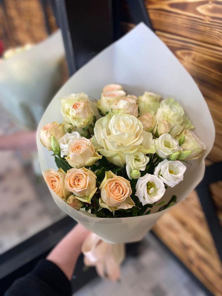 Букет цветов из: Розы и Лизиантусы в Правдинске