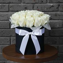 Цветочная композиция из Розы в шляпной коробке в Правдинске